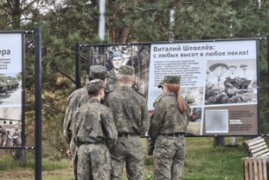 Истории 27 семей: на набережной Ангарска открылась выставка "Герои Ангарска"